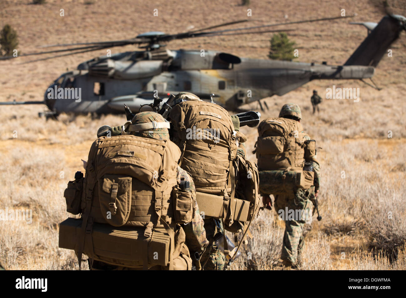 U.S. Marines from 1st Battalion, 5th Marine Regiment (1/5), 1st Marine Division from Camp Pendleton, Calif. board a CH-53E Super Stock Photo