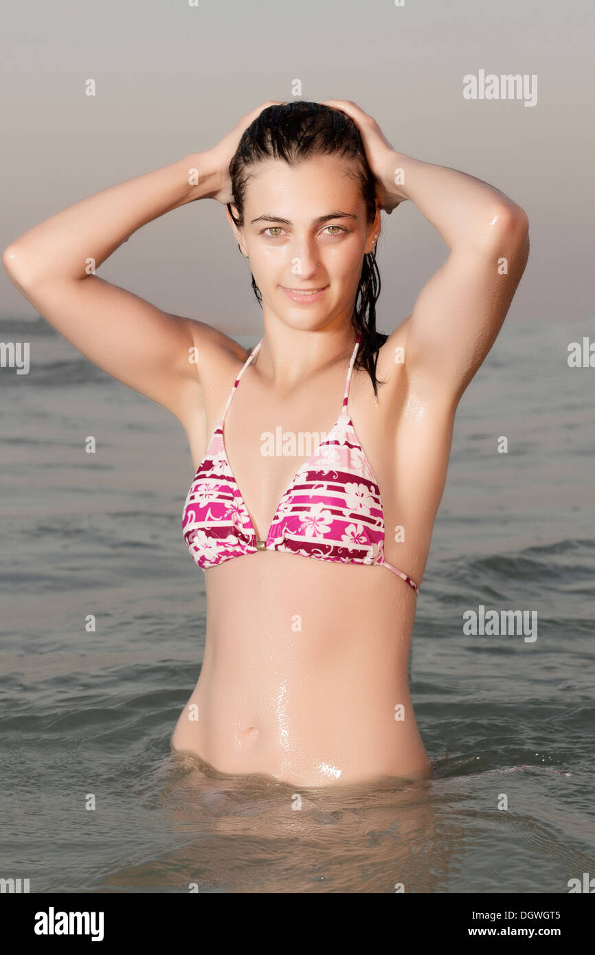 Page 2 - Girl In Bikini In Warm High Resolution Stock Photography and  Images - Alamy