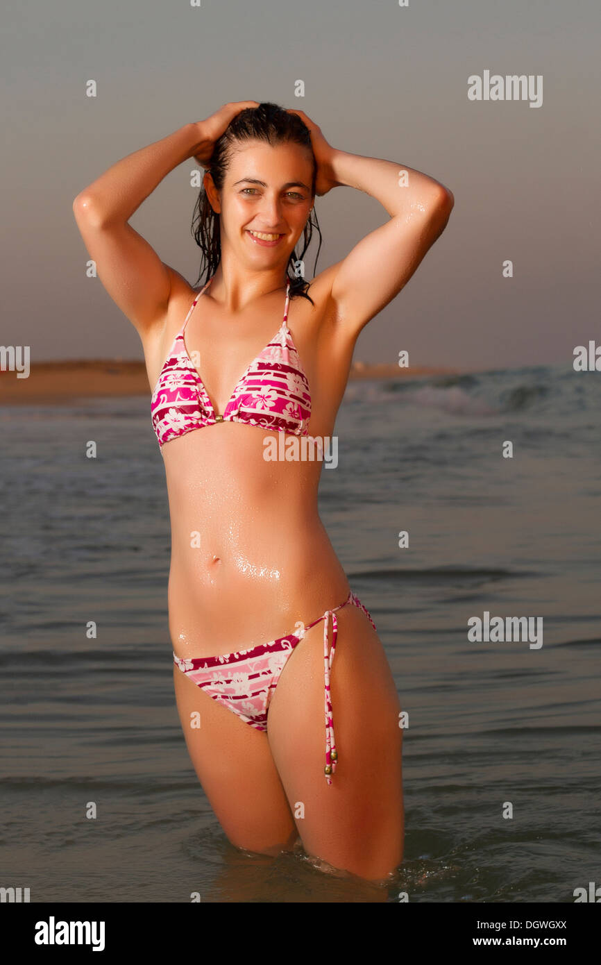 Page 2 - Girl In Bikini In Warm High Resolution Stock Photography and  Images - Alamy
