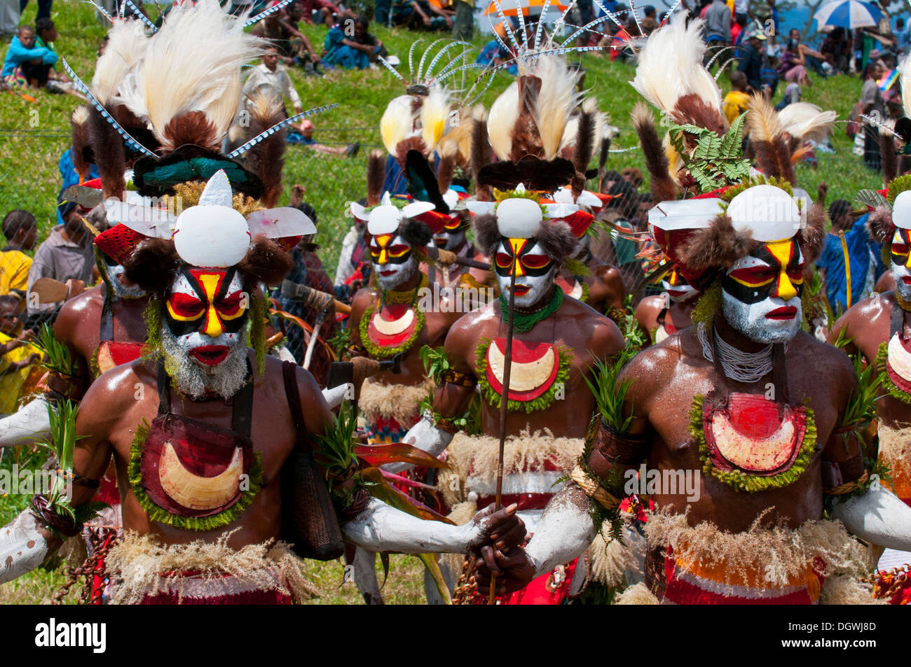 Members of a tribe in colourfully decorated costumes with face paint at the traditional sing-sing gathering, Hochland Stock Photo