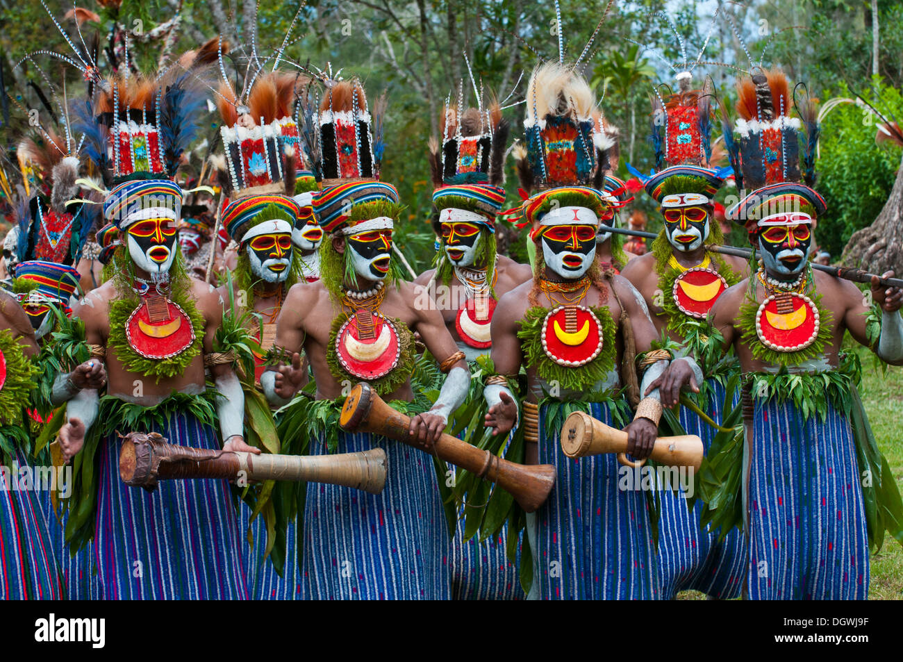 Colourfully decorated and painted tribesmen celebrating the traditional Sing Sing in the highlands, Paya, Highlands Stock Photo