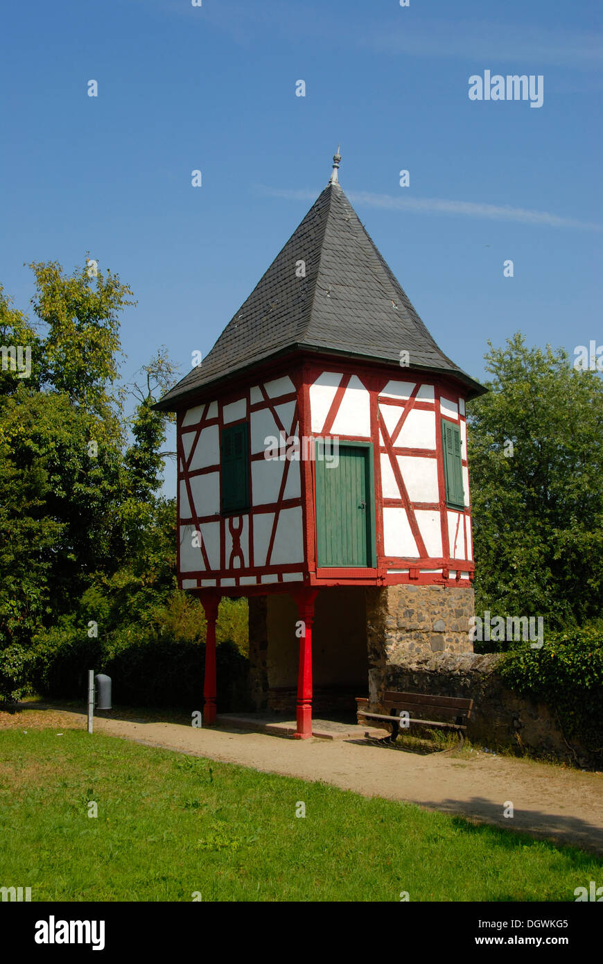 Outer bailey of Schloss Steinheim castle, half-timbered turret, defense wall with brick walkway, Hanau-Steinheim am Main, Hesse Stock Photo