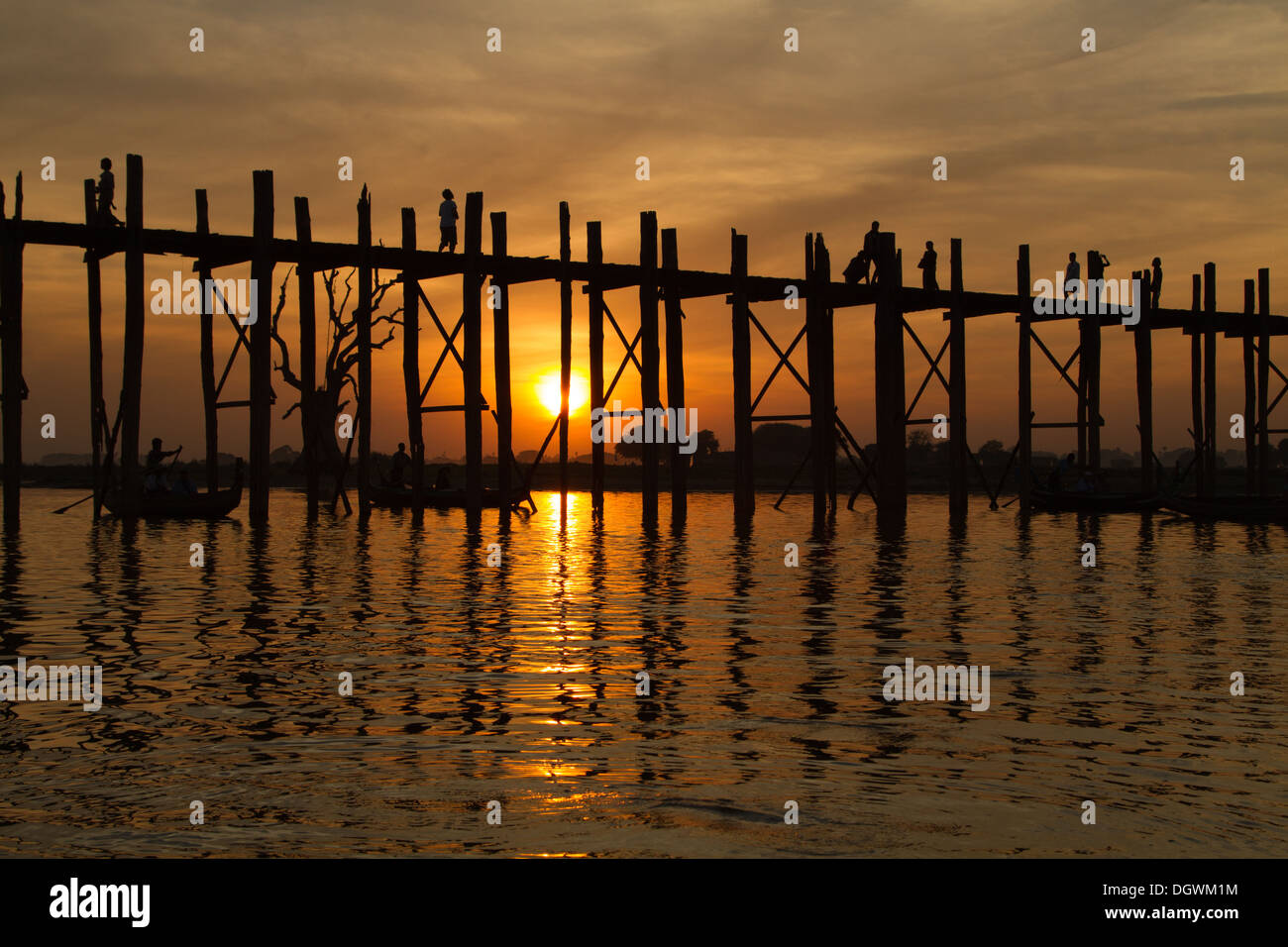 The u bein bridge at sunset hi-res stock photography and images - Alamy