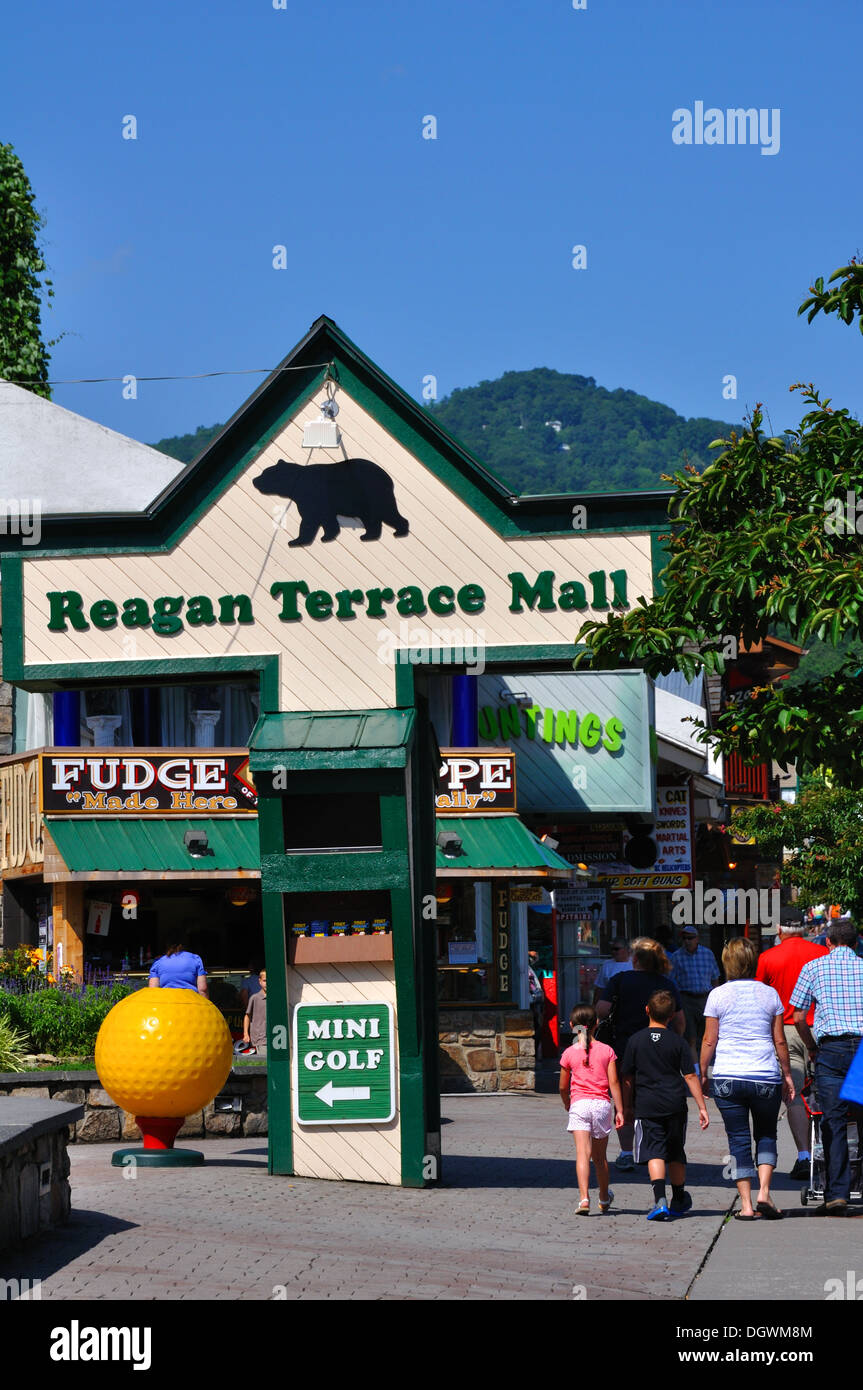 Shopping at the Reagan Terrace Mall, Gatlinburg, Tennessee, USA Stock