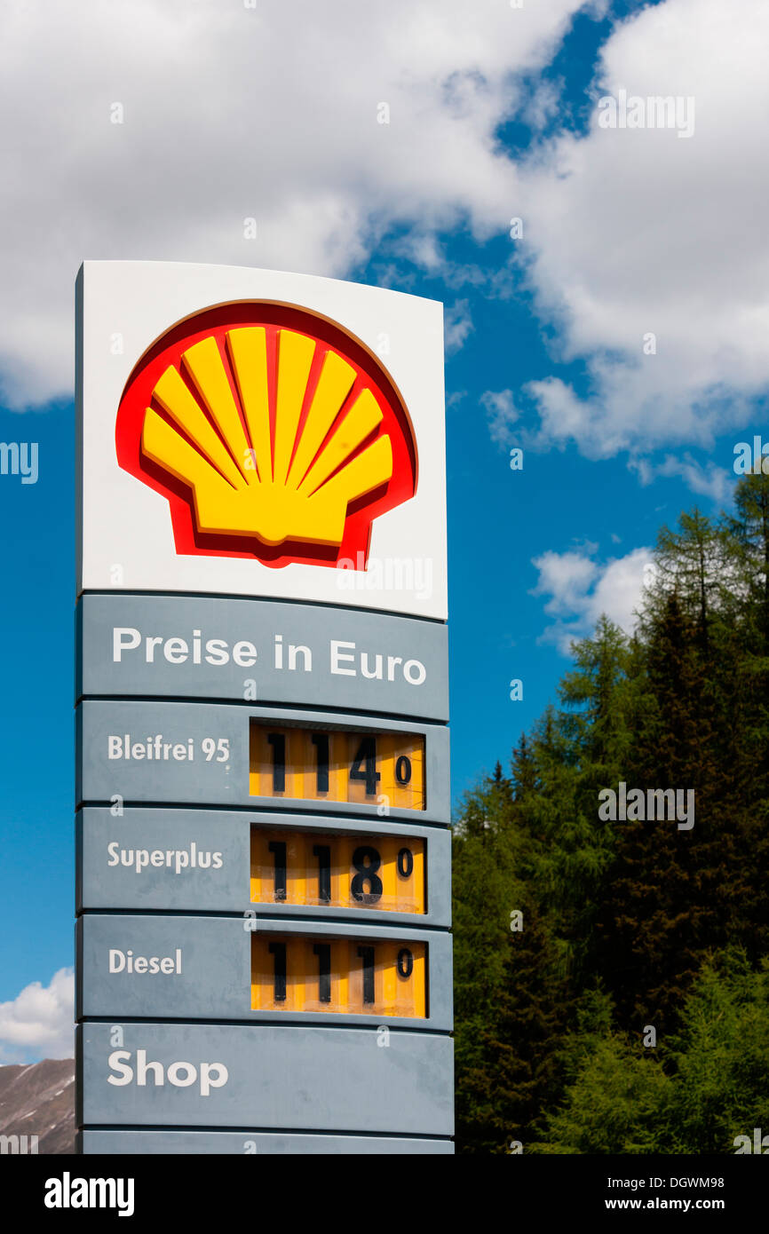 Shell petrol station, petrol prices, duty-free refuelling in Samnaun, Samnaun, Engadin, Unterengadin, Canton of Graubünden Stock Photo