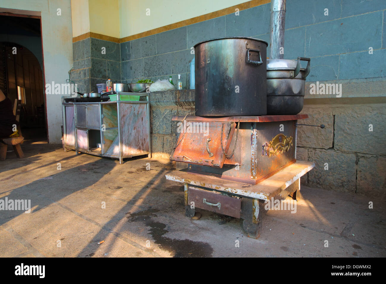 Make shift kitchen stove at the tourism spot of first Bend of Yangtze