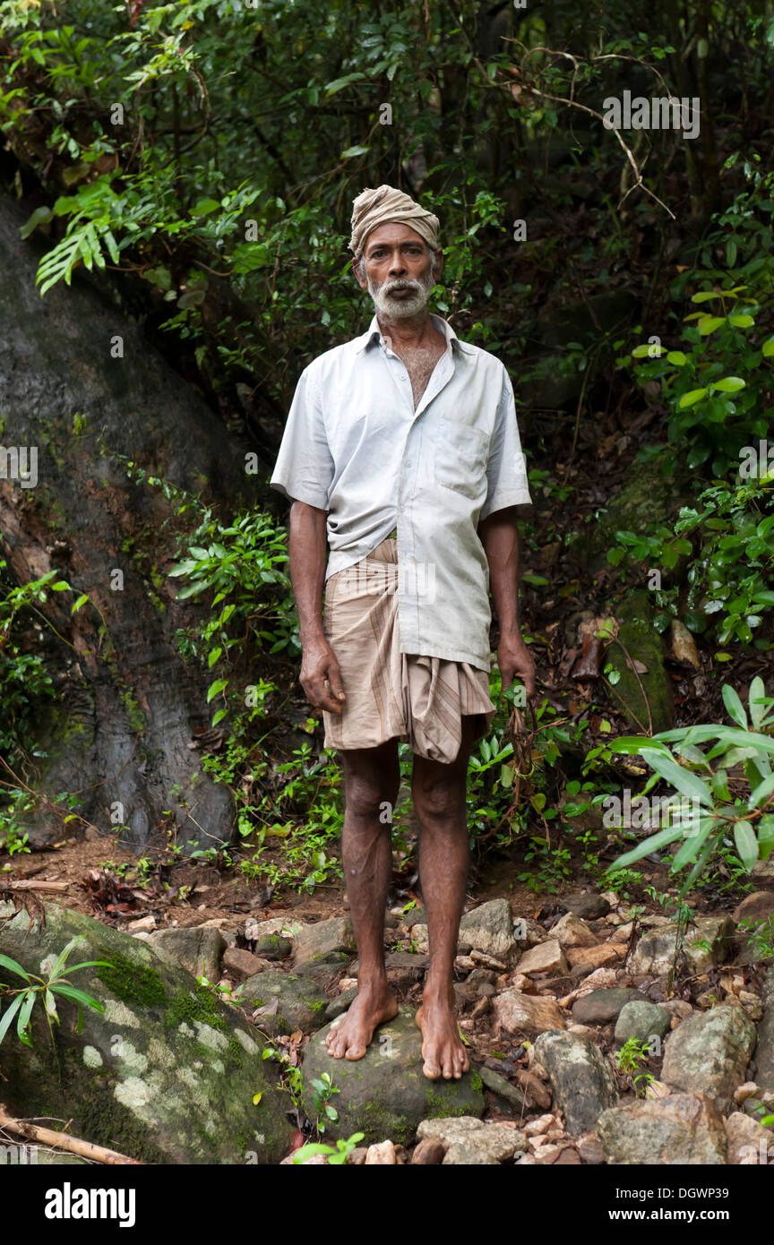 Barefoot villager standing in the jungle, Knuckles Range, Knöchelberge, Meemure, Sri Lanka Stock Photo
