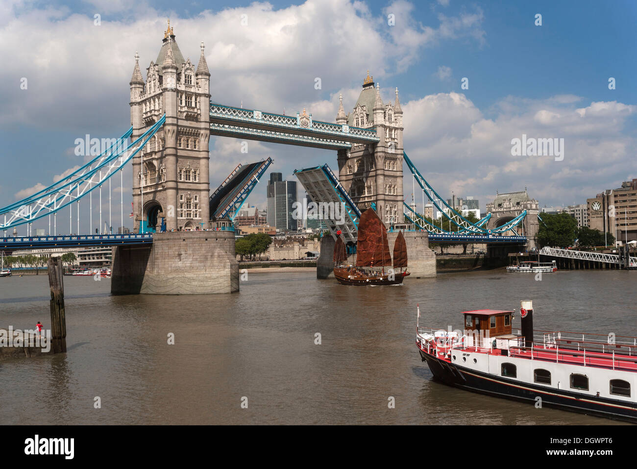 Ship sailing through tower bridge hi-res stock photography and images ...