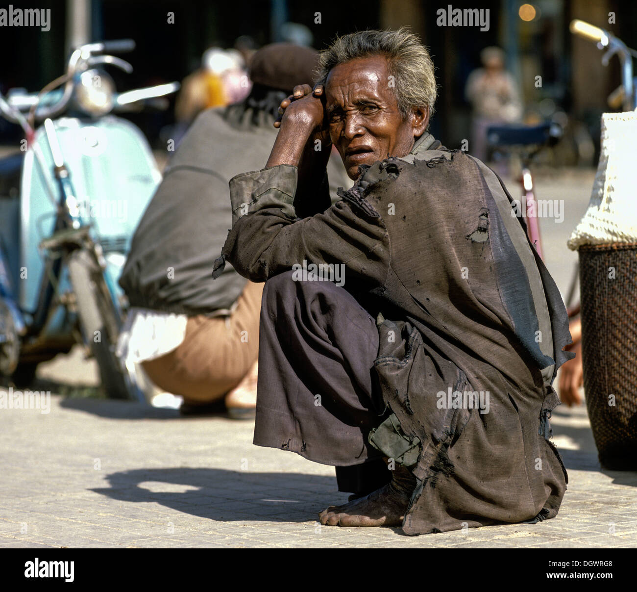 Men of the people of Cham or Tscham people squatting ont he ground, Da Lat, Provinz Lam Dong, Vietnam Stock Photo