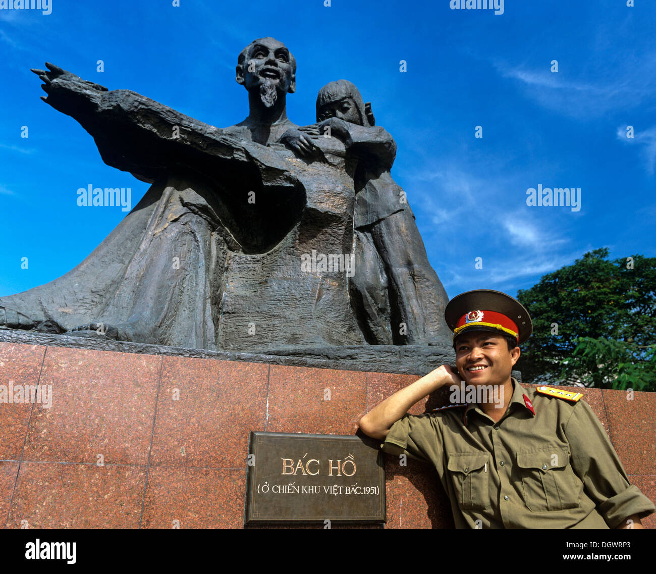Soldier leaning against the statue of Ho Chi Minh or 'Uncle Ho' with a child, Saigon, Ho-Chi-Minh-Stadt, Südvietnam, Vietnam Stock Photo