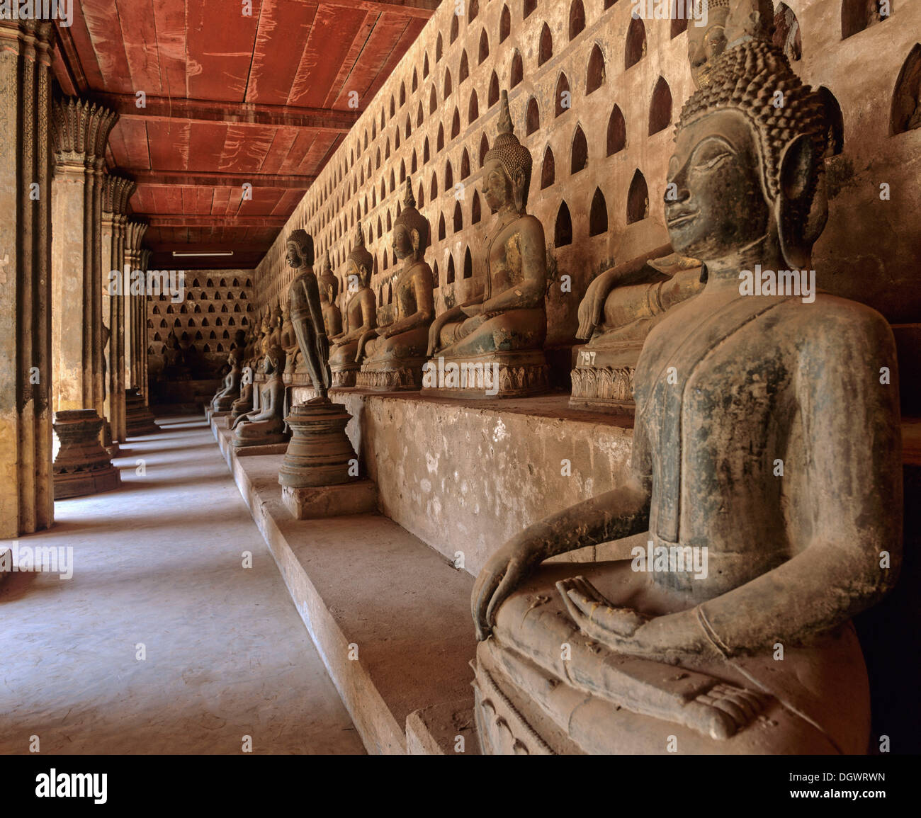 Statue Buddha Courtyard In Wat Hi Res Stock Photography And Images Alamy