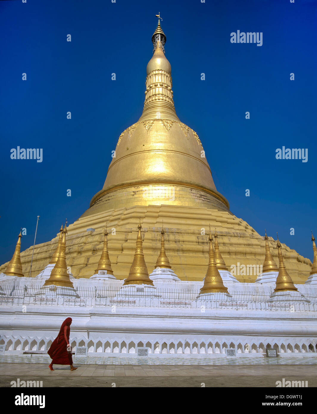 Shwemawdaw Paya pagoda, Monk, Pegu, Bagu, Bagu, Bago Region, Myanmar, Burma Stock Photo