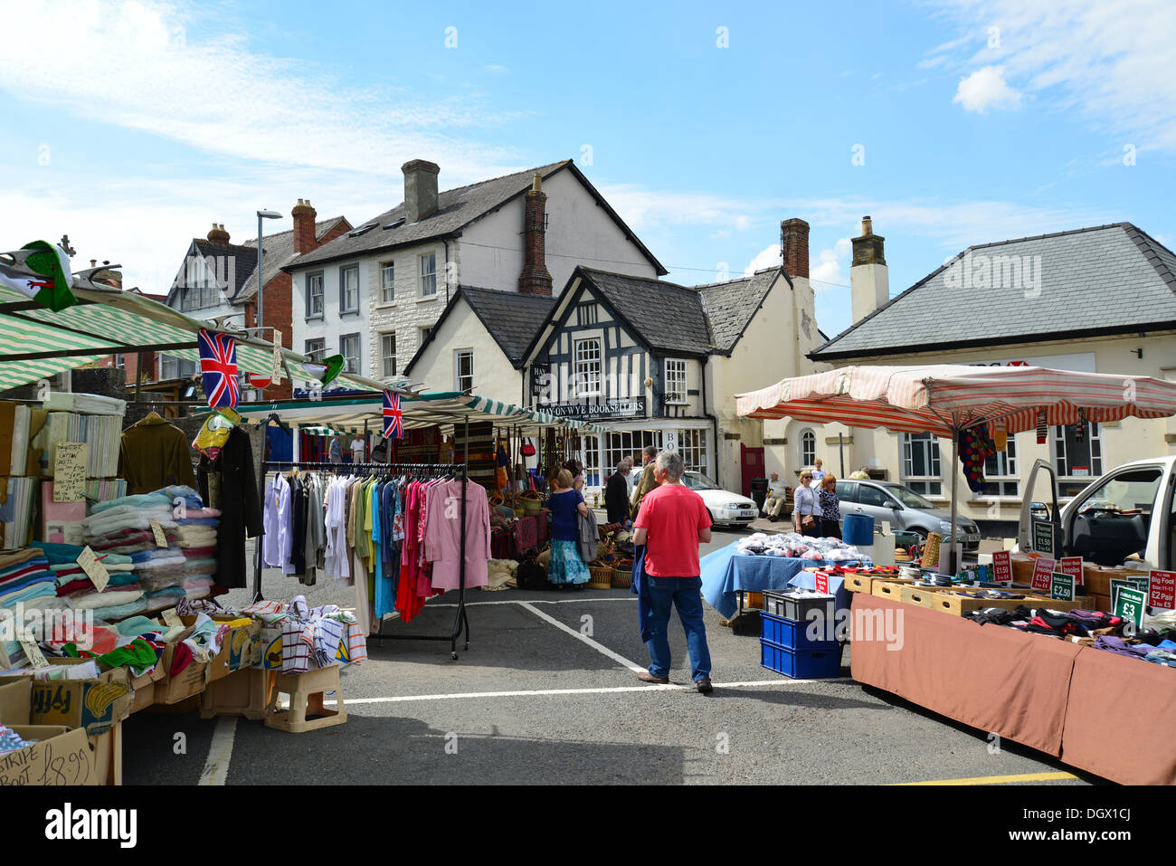 Outdoor market in Town Square, Hay-on-Wye (Y Gelli Gandryll), Powys, Wales, United Kingdom Stock Photo