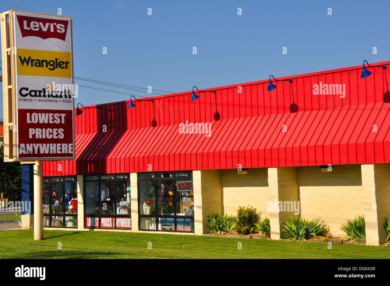 Outlet shopping in Pigeon Forge, Tennessee, USA Stock Photo - Alamy