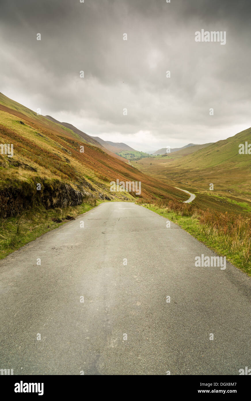 Descent road into the Newlands valley from the pass at Newlands Hause. Stock Photo