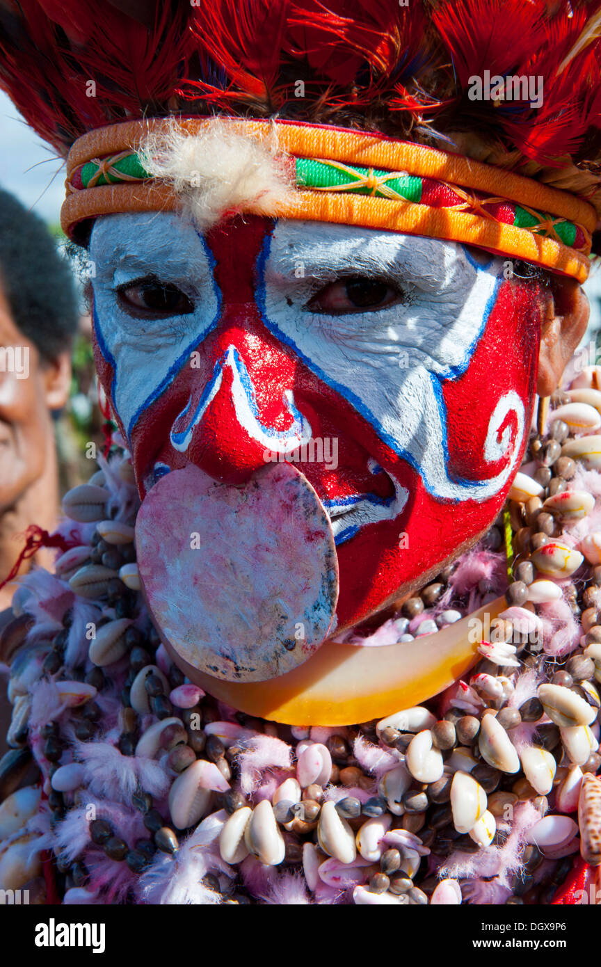 Woman in a colourfully decorated costume with face paint celebrating the traditional sing-sing gathering, Hochland, Mount Hagen Stock Photo