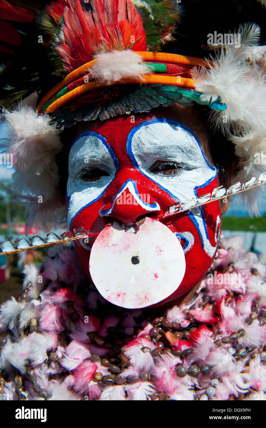 Woman in a colourfully decorated costume with face paint at the traditional sing-sing gathering, Hochland, Mount Hagen Stock Photo