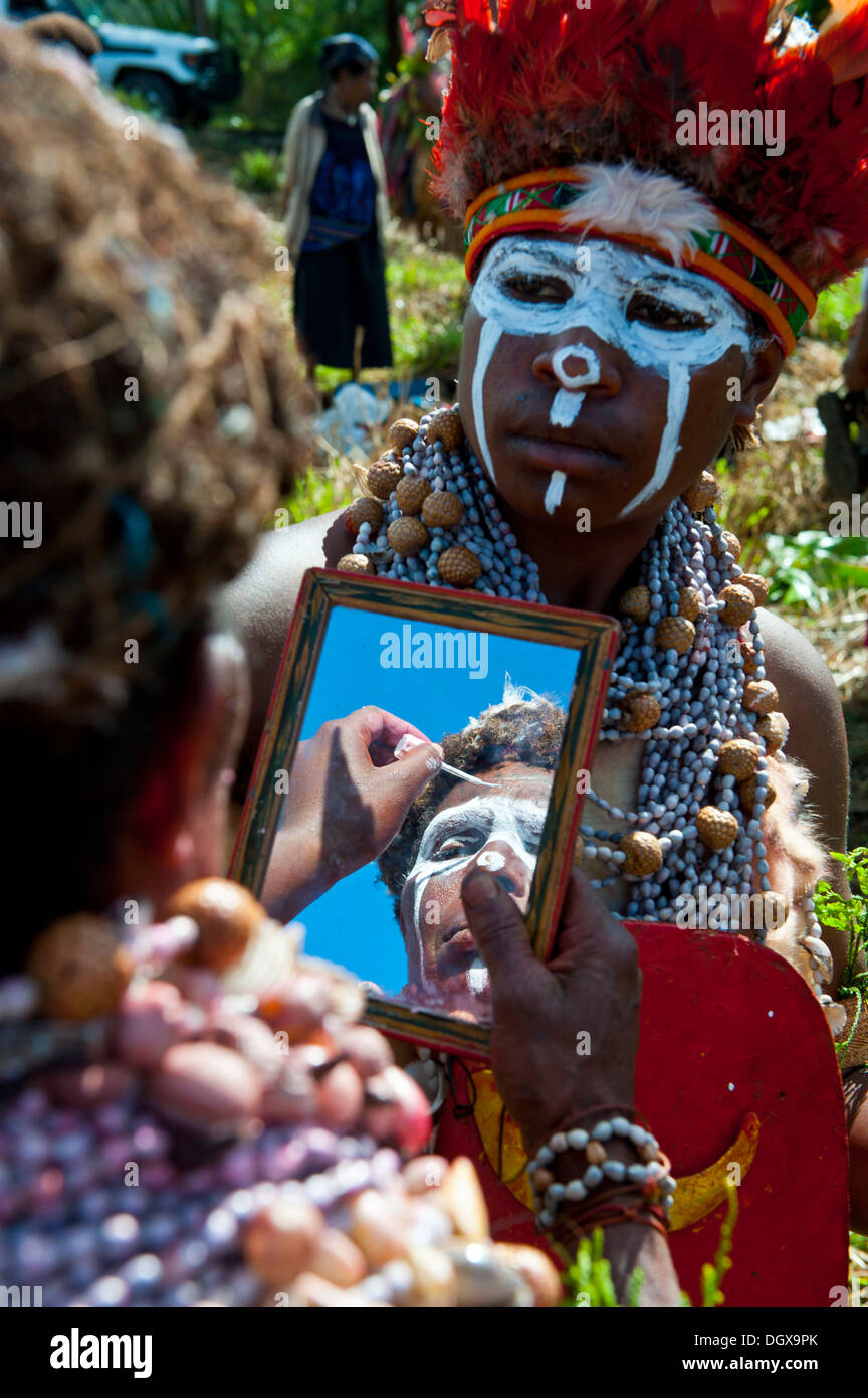 Women applying make-up and face paint at the traditional sing-sing gathering, Hochland, Mount Hagen, Western Highlands Province Stock Photo