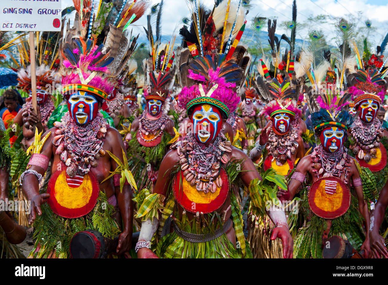 Members of a tribe in colourfully decorated costumes with face paint at the traditional sing-sing gathering, Hochland Stock Photo