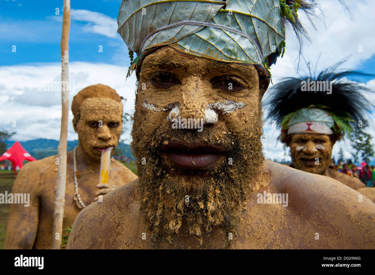 Member of a tribe in a colourfully decorated costume with face and body paint at the traditional sing-sing gathering, Hochland Stock Photo