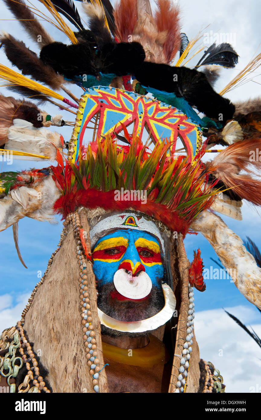 Man in a colourfully decorated costume with face paint at the traditional sing-sing gathering, Hochland, Mount Hagen Stock Photo