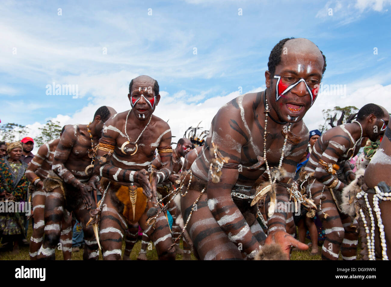 Members of a tribe with face and body paint at the traditional sing-sing gathering, Hochland, Mount Hagen Stock Photo
