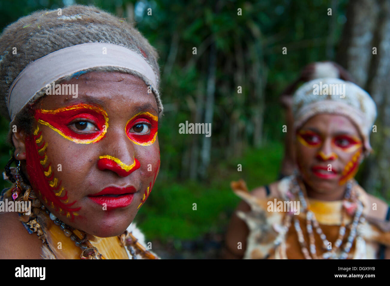 Women with colourful face paint are celebrating at the traditional Sing Sing gathering in the highlands, Paya, Papua New Guinea Stock Photo