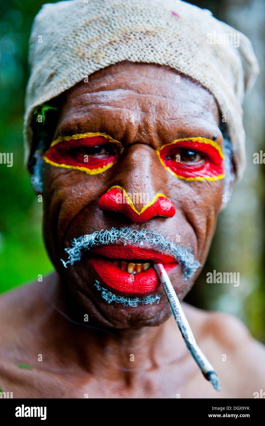 Smoking native papua new guinea hires stock photography and images Alamy