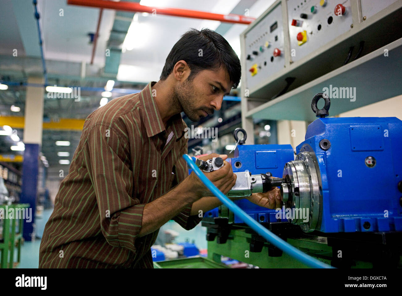 Worker on the shop floor of a supplier for the German engineering company Mao Deckel, Bangalore, Karnataka, India Stock Photo