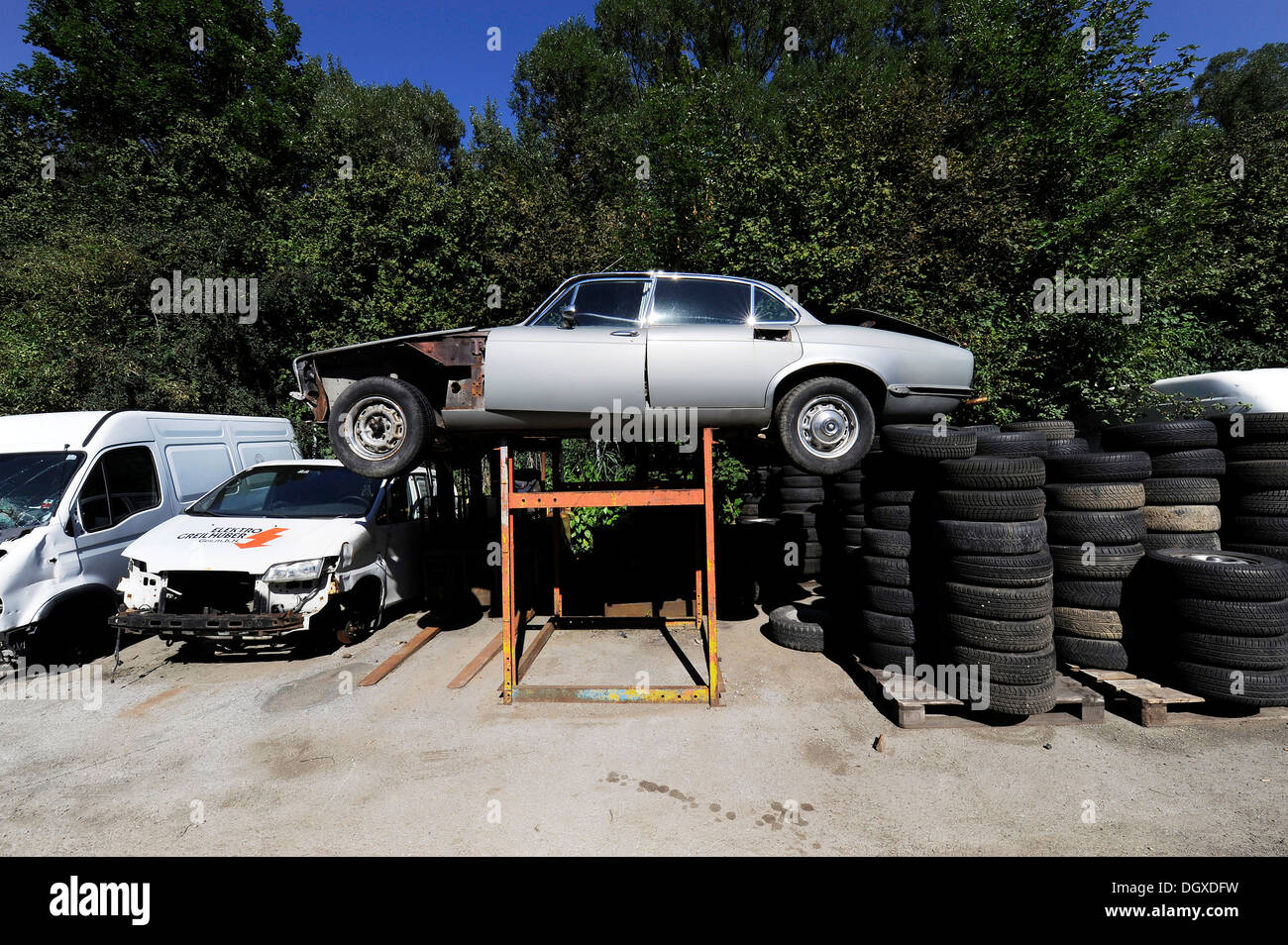 Wrecked cars hi-res stock photography and images - Alamy