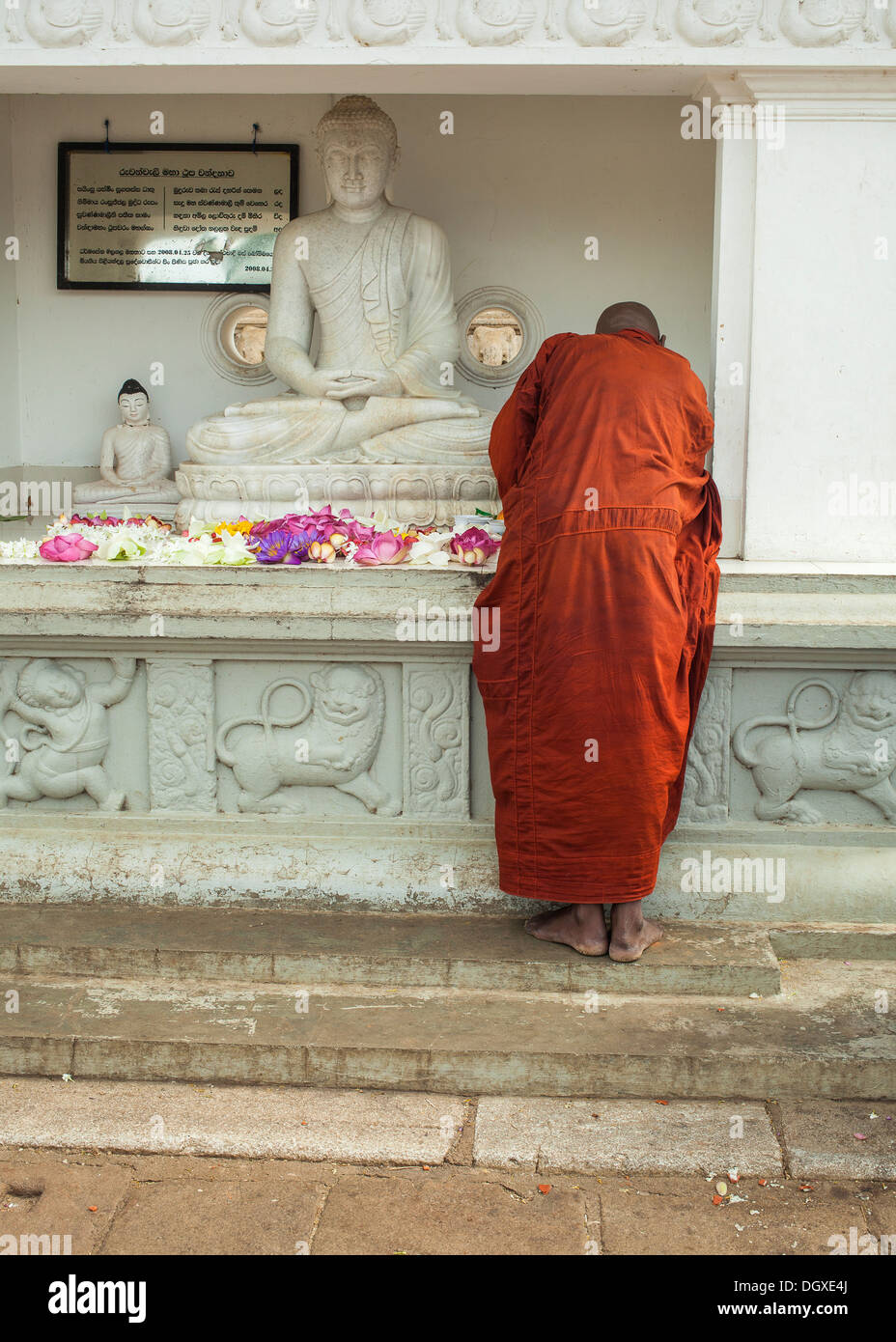 Buddhist monk at the famous Ruwanwelisaya Chedi temple in Anuradhapura Stock Photo