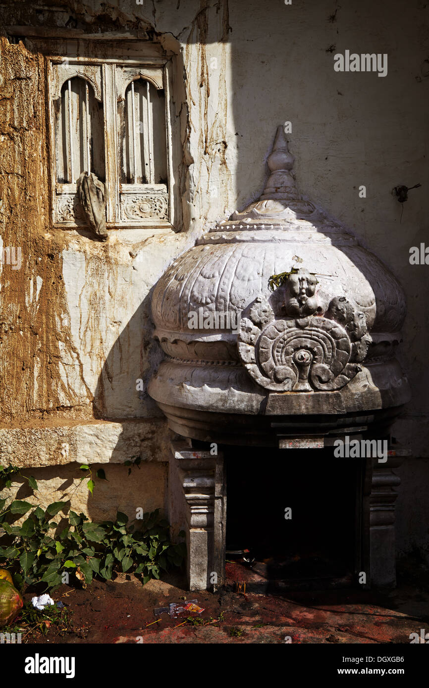Hindu home shrine hi-res stock photography and images - Alamy
