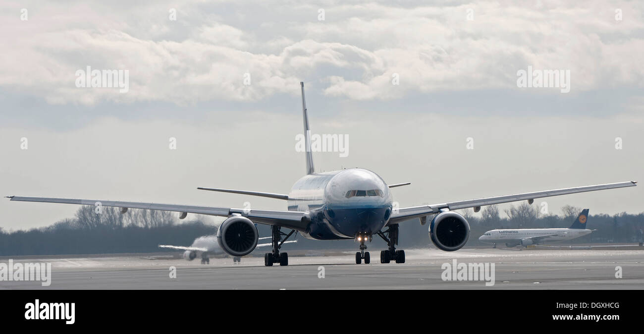 United Airlines Boeing 777-222 taxiing at Munich Airport, Bavaria Stock Photo
