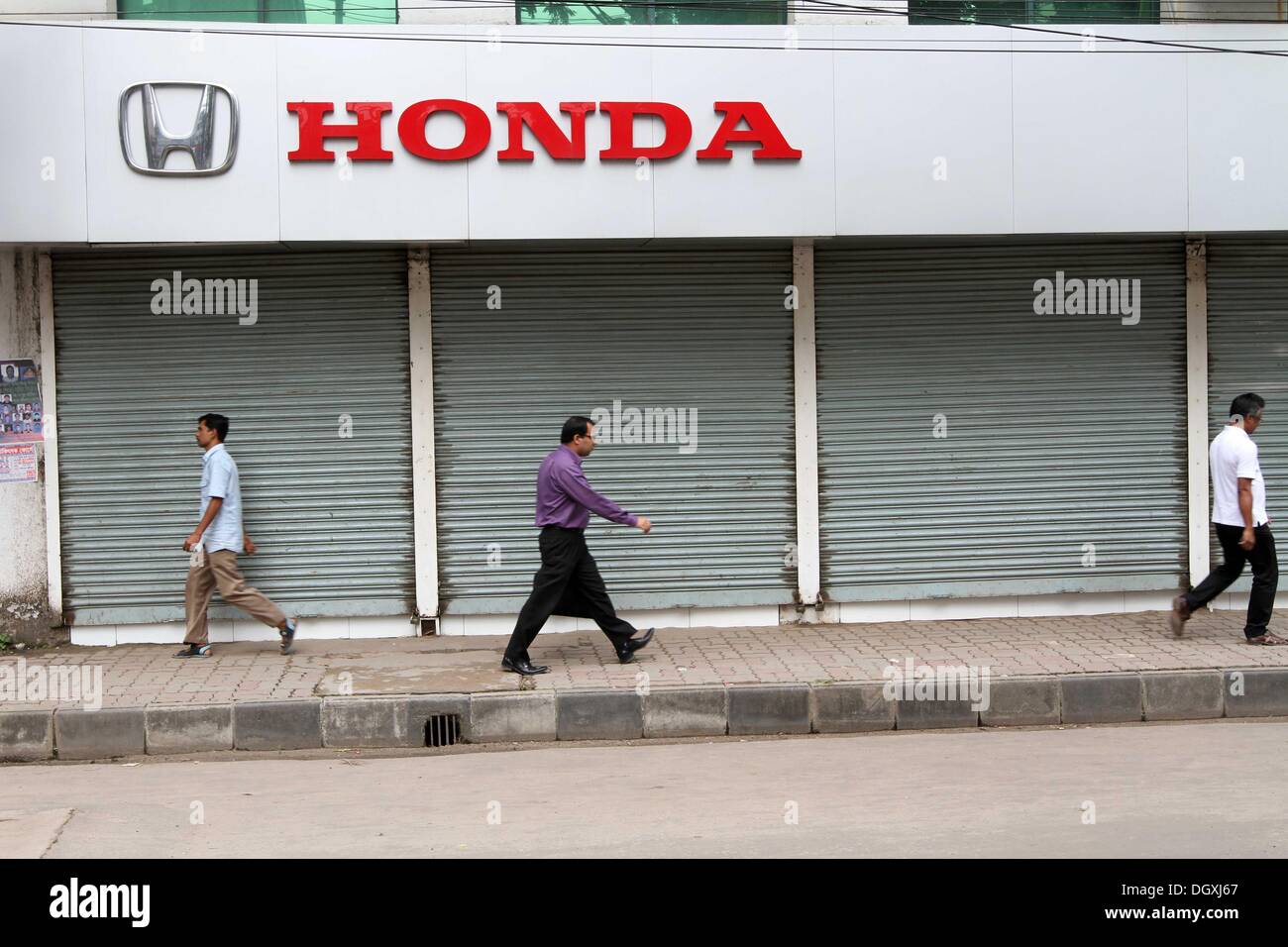 Dhaka, Bangladesh. 27th Oct, 2013. Bangladeshi people pass by closed