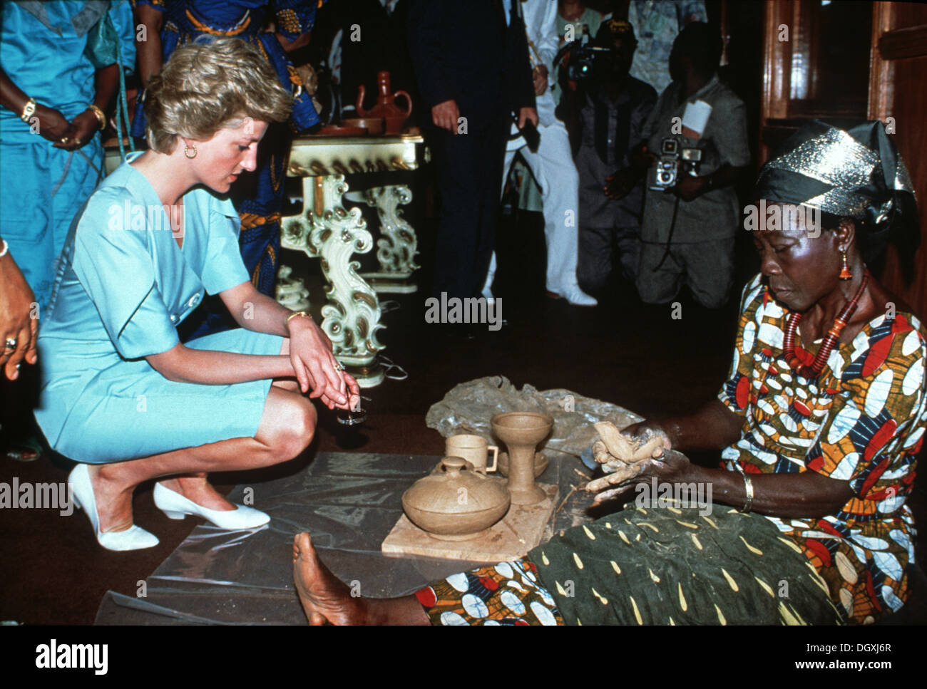 HRH Diana, Princess of Wales chats with local women making crafts in Lagos, Royal Tour of Nigeria March 1990 Stock Photo