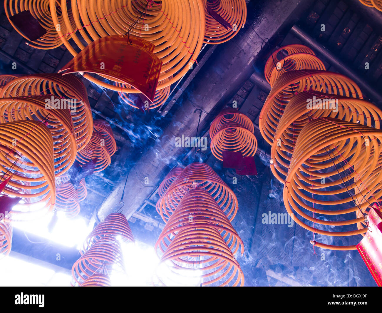 Joss sticks hi-res stock photography and images - Alamy