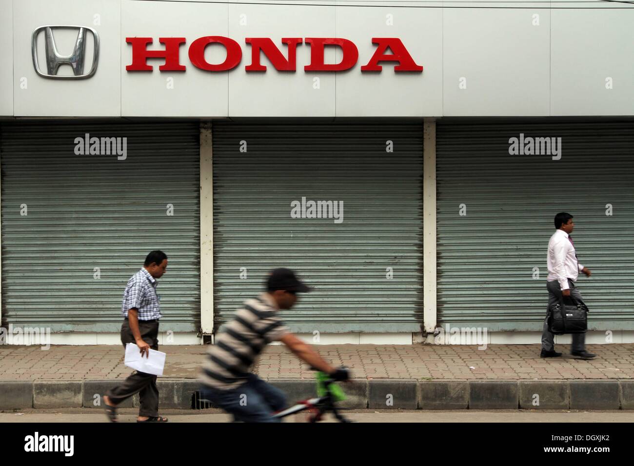 Dhaka, Bangladesh. 27th Oct, 2013. Bangladeshi people pass by closed