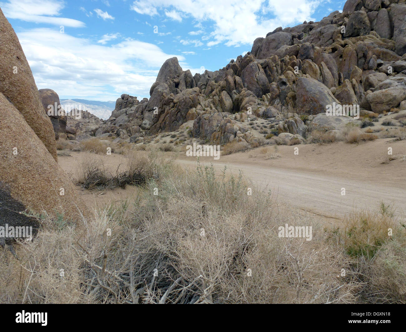 Lone Pine, USA. 03rd Sep, 2013. Rock formations in the Alabama Hills on foot of the High Sierra near Lone Pine, USA, 03 September 2013. The Alabama Hills are a popular filming location, especially Westerns set in an archetypical environment. Photo: Alexandra Schuler/dpa/Alamy Live News Stock Photo