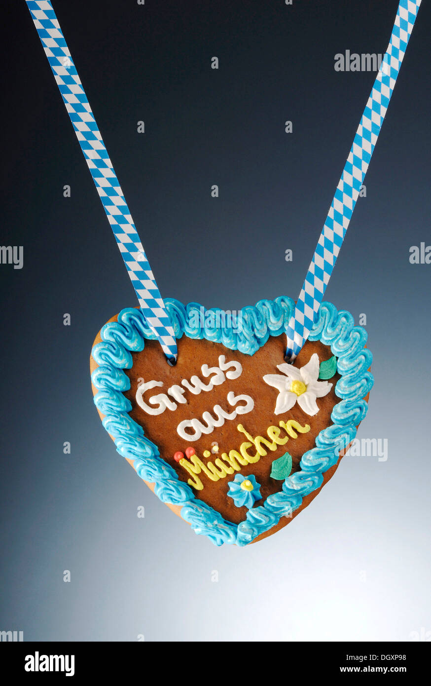 Gingerbread heart with the message 'Gruss aus Muenchen', German for 'Greetings from Munich' Stock Photo
