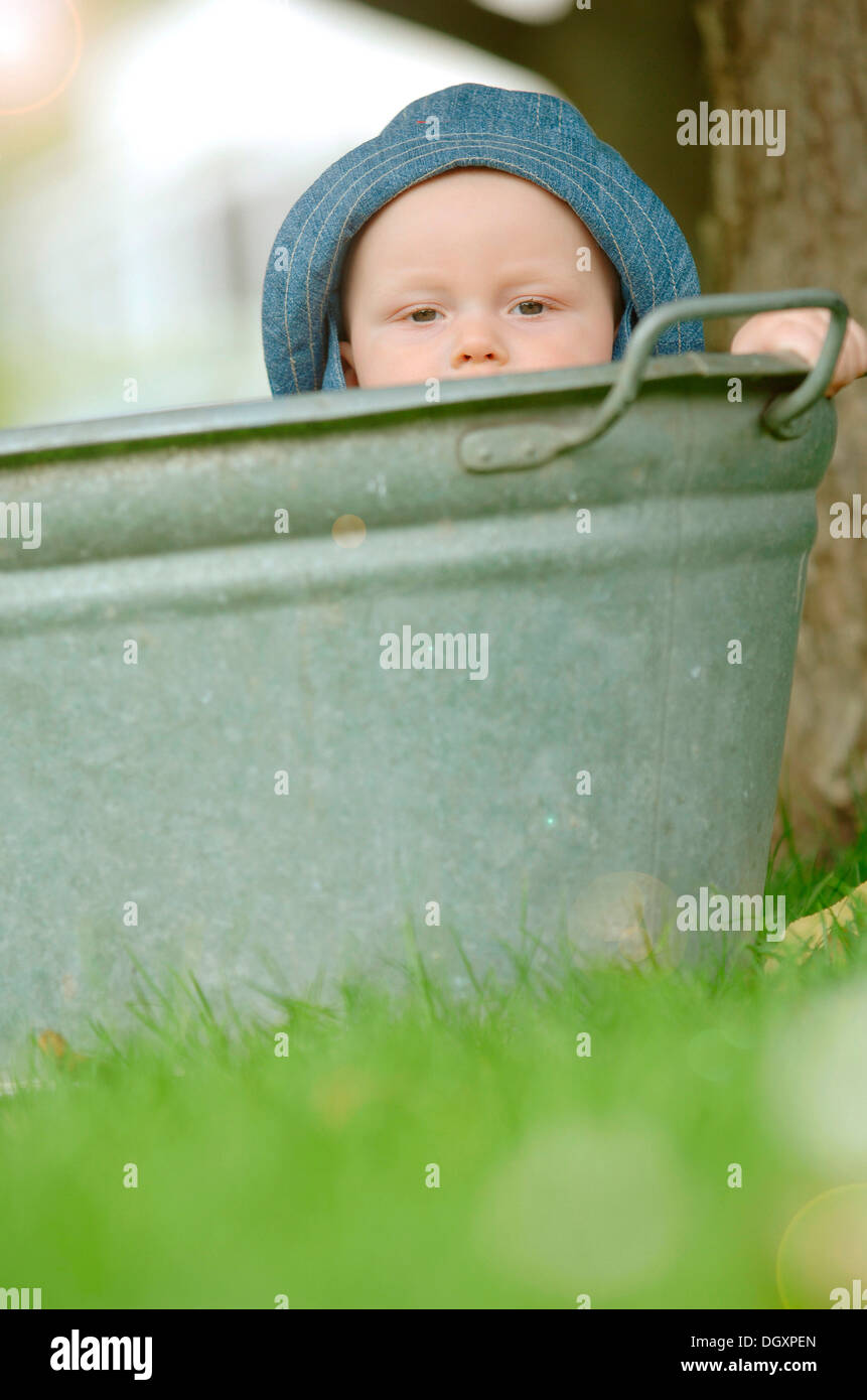 Zinc bathtub hires stock photography and images Alamy