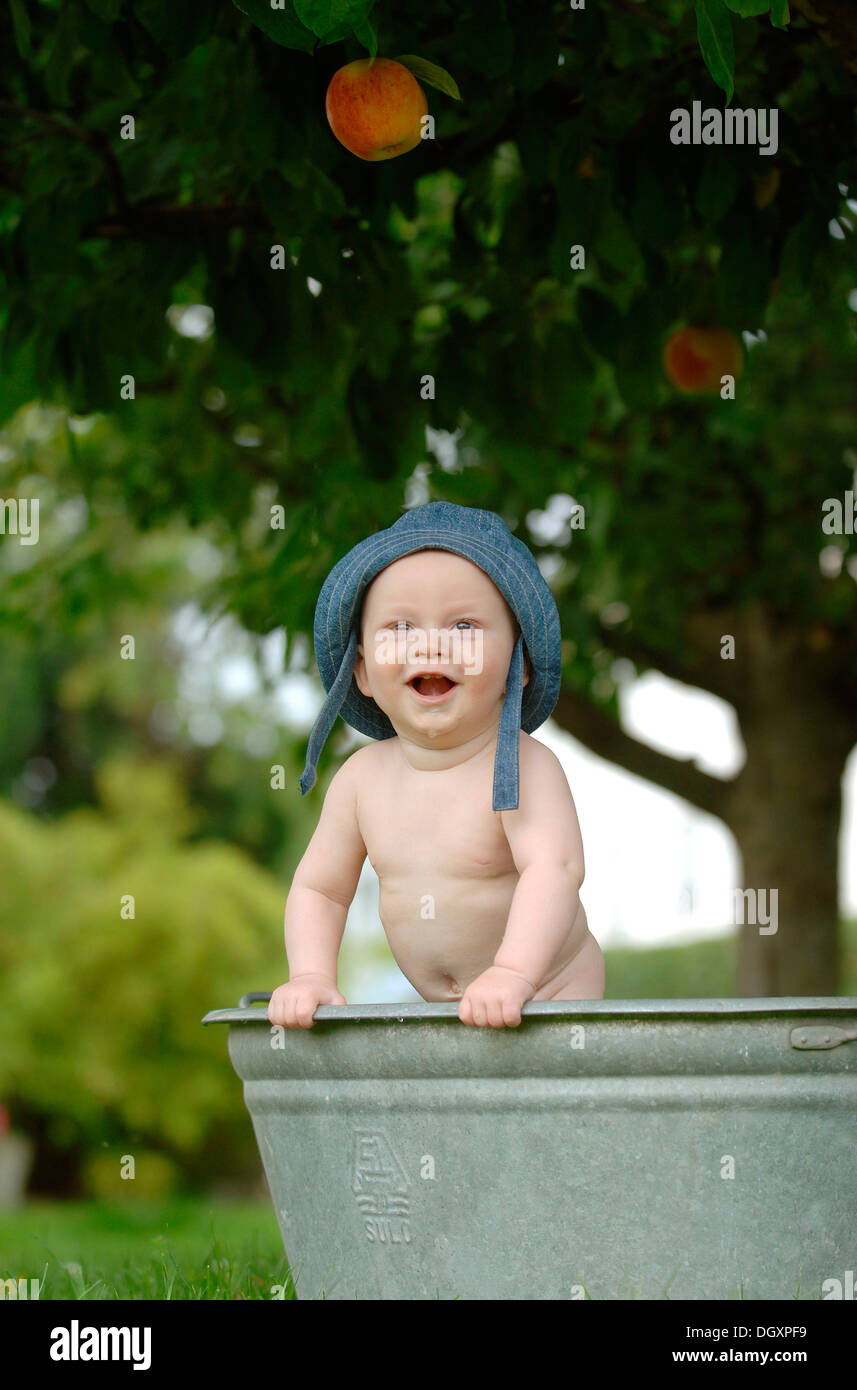 Zinc bathtub hires stock photography and images Alamy
