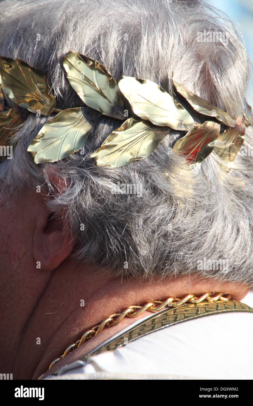 Roman wearing laurel wreath hi-res stock photography and images - Alamy