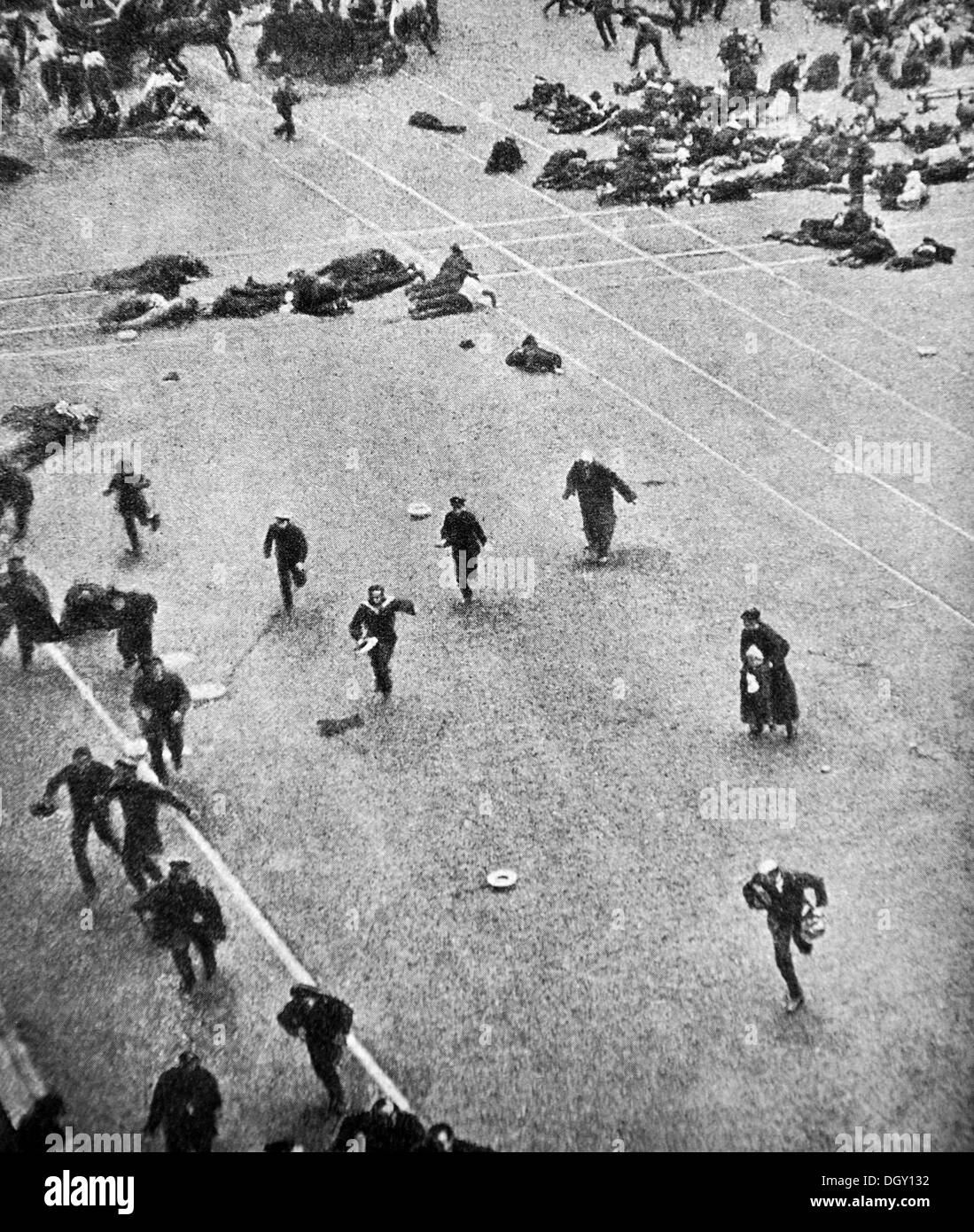 Old photograph of Fighting in the streets of Petrograd, Russia, 1917 Stock Photo