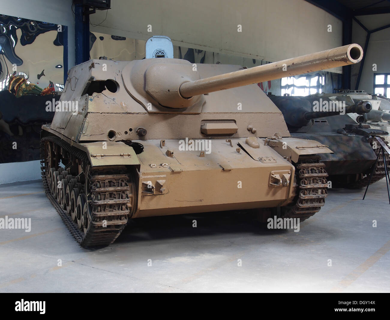 Sd.Kfz. 162-1 Jagdpanzer IV-70(A) in the tank museum, Saumur, France, pic-2 Sd.Kfz. 162/1 Jagdpanzer IV/70(A) Stock Photo
