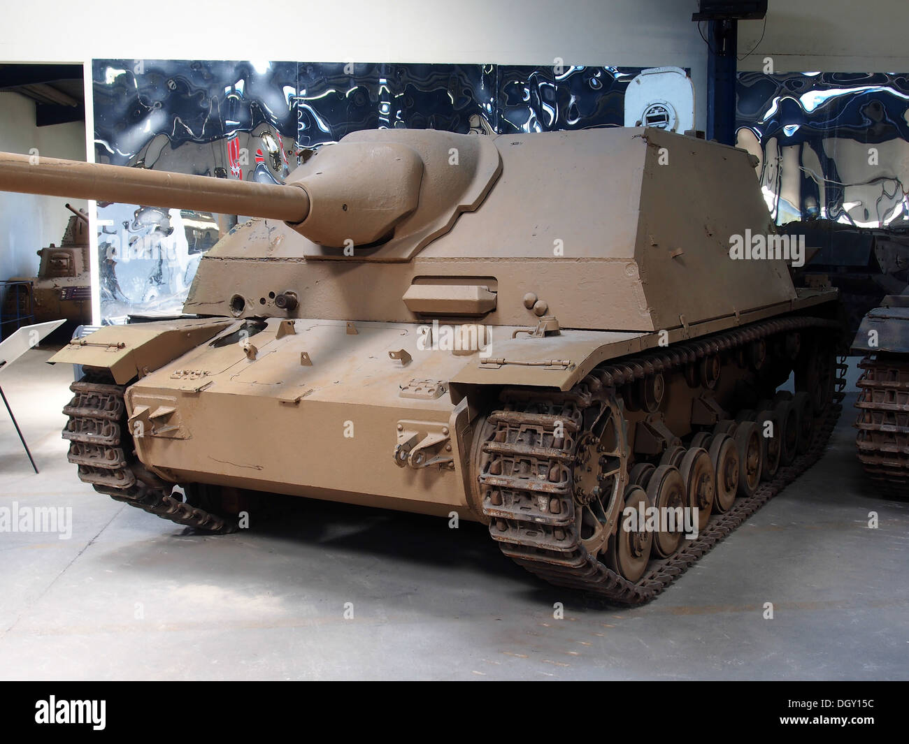 Sd.Kfz. 162-1 Jagdpanzer IV-70(A) in the tank museum, Saumur, France, pic-4 Sd.Kfz. 162/1 Jagdpanzer IV/70(A) Stock Photo
