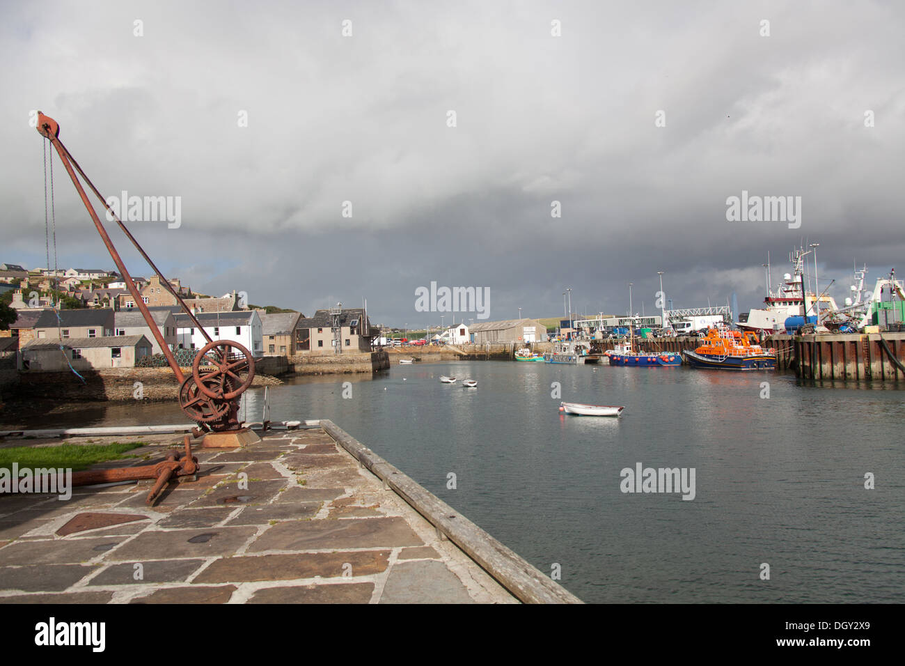 Islands of Orkney, Scotland. Fisherman’s cottages on Stromness’s waterfront, with the harbour in the background. Stock Photo