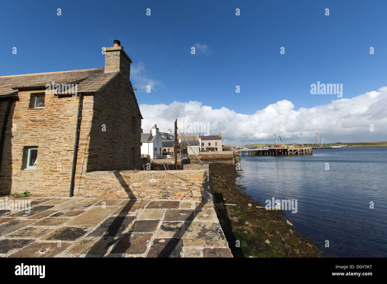 Islands of Orkney, Scotland. Fisherman’s cottages on Stromness’s waterfront, with the harbour in the background. Stock Photo