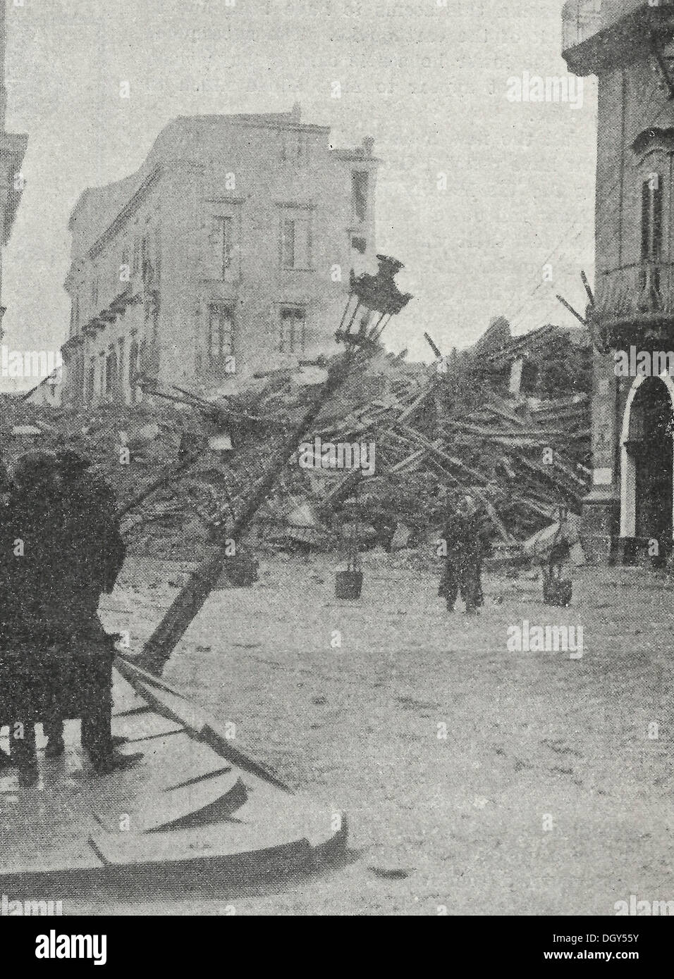 The wreckage in the Via Cavour, Messina - Italy Earthquake 1908 Stock Photo