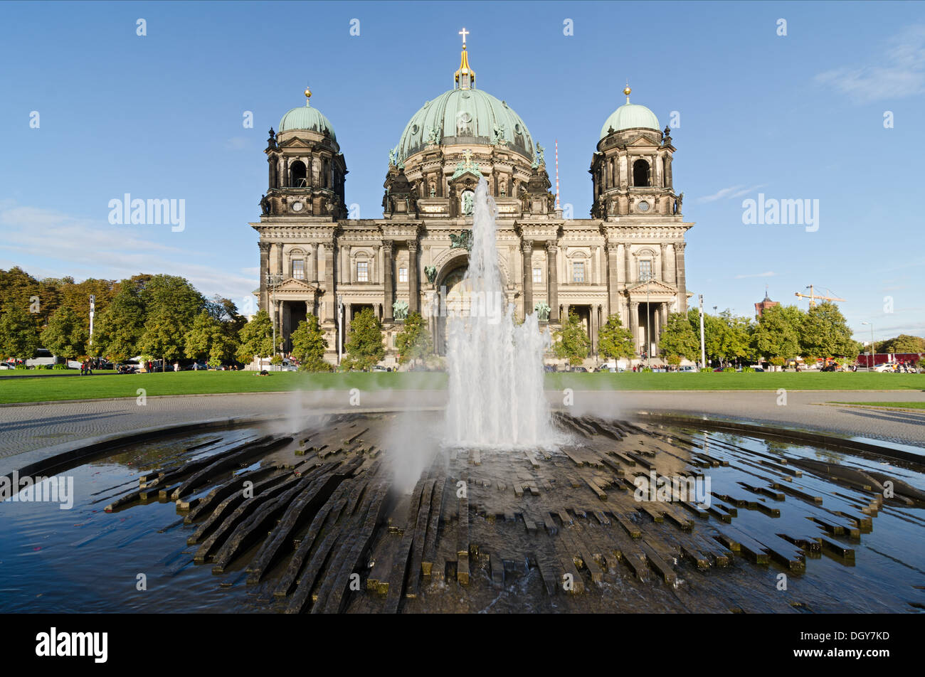 fountain in front of the Berlin Cathedral Stock Photo Alamy