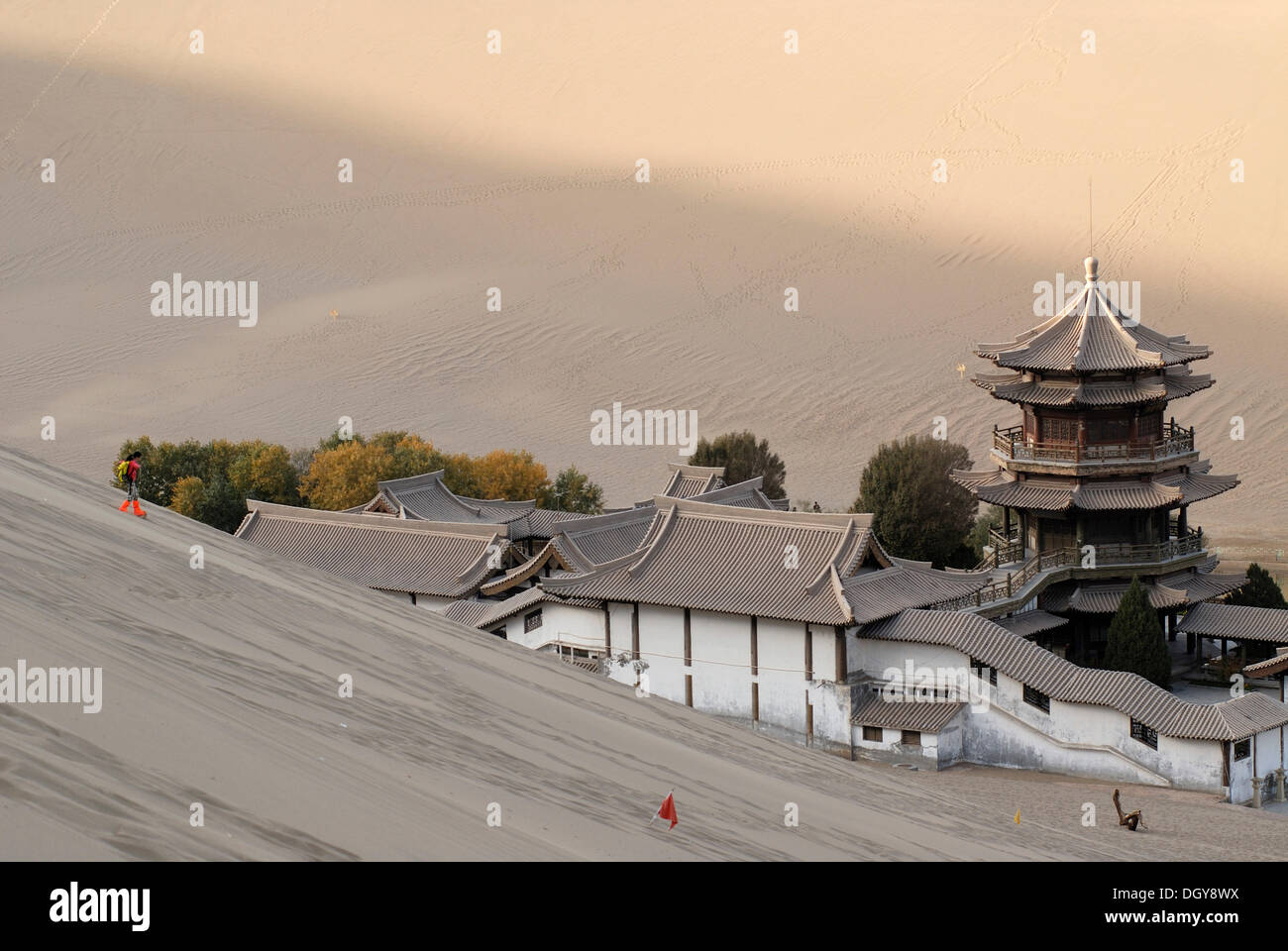 View from the sand dunes of the Gobi Desert over the Crescent Lake with the Chinese Pagoda in Dunhuang, Silk Road, Gansu, China Stock Photo